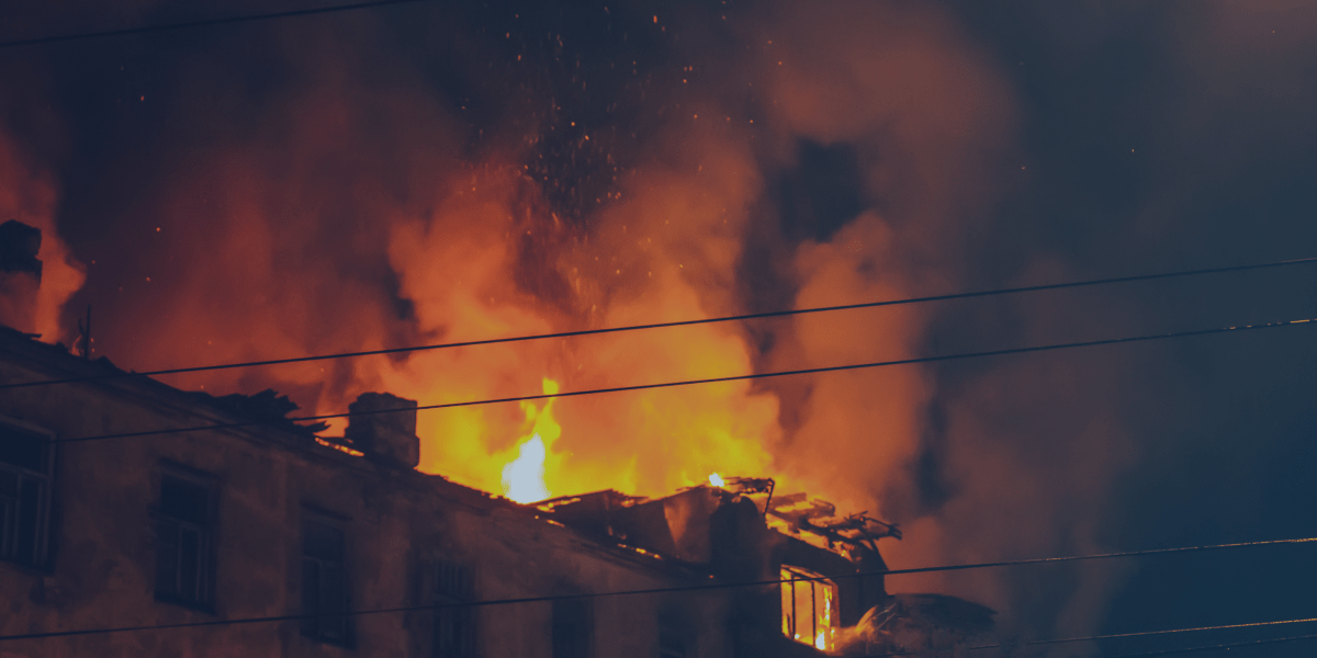 prédio pegando fogo