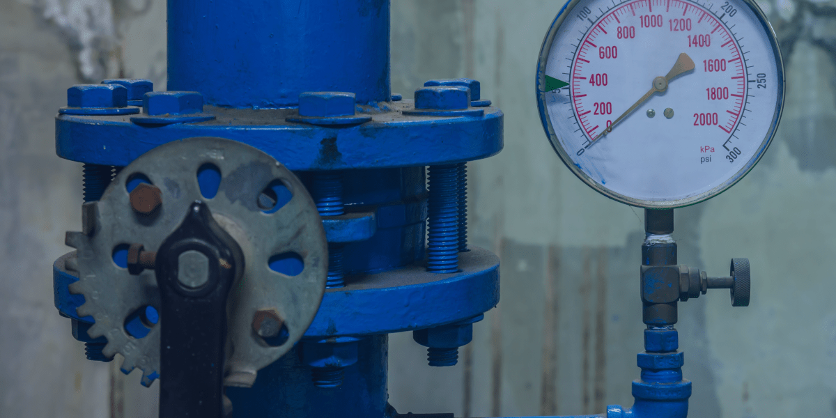 bomba hidráulica na cor azul controlando a pressão da água