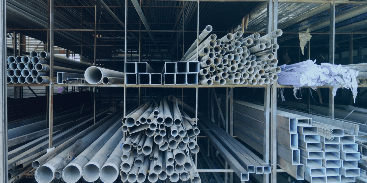 tubos de aço galvanizado em formatos quadrado e esférico organizados em prateleiras