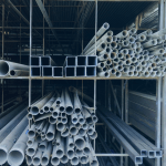 tubos de aço galvanizado em formatos quadrado e esférico organizados em prateleiras