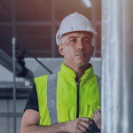engenheiro analisando cautelosamente tubos galvanizados