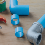 tubo de PVC com um cotovelo de aço galvanizado