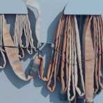 mangueiras de incêndio de cor clara, penduradas em uma parede